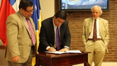 Ministro Víctor Osorio firma contrato para creación de Parque Nacional Yendegaia